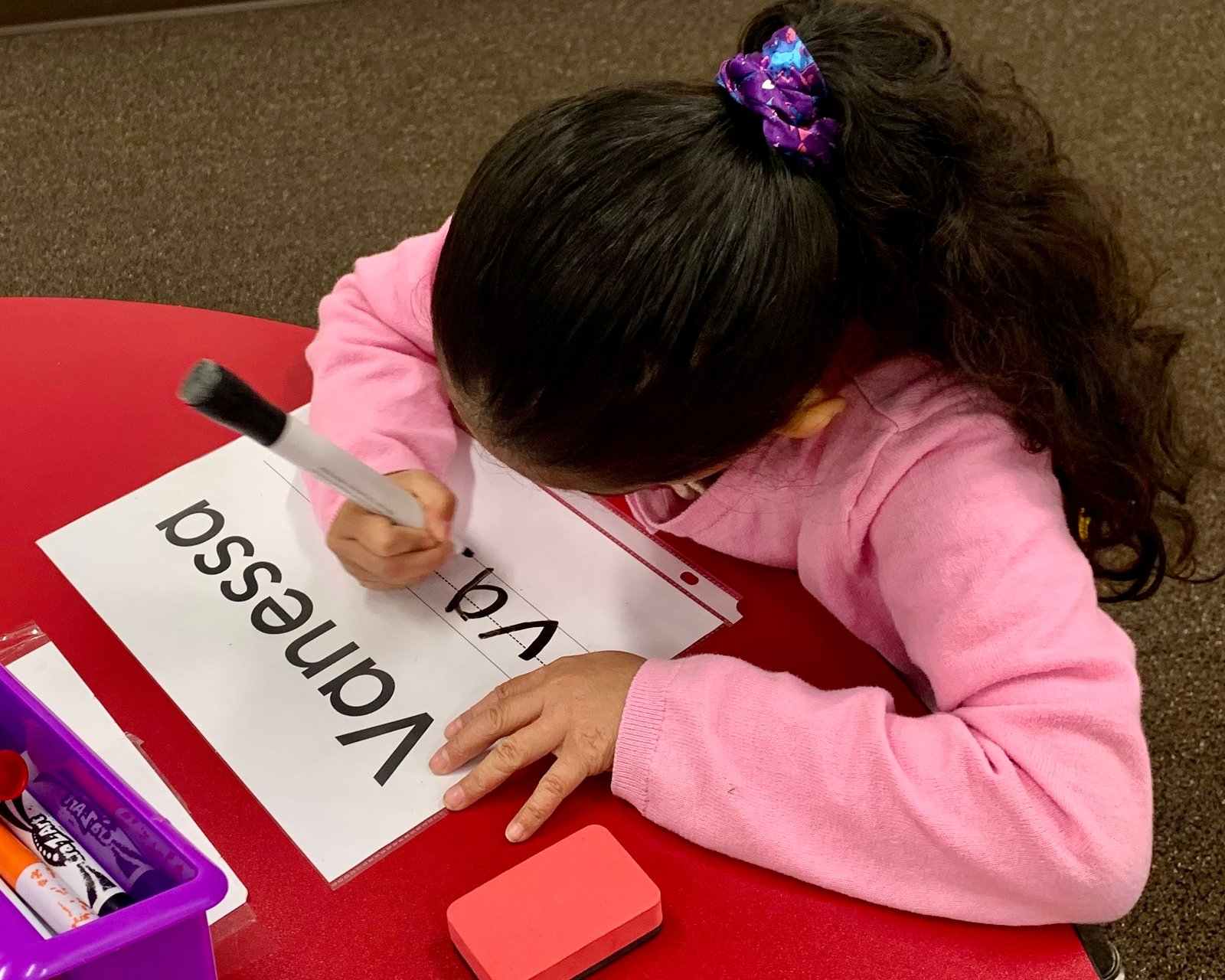 Aprendiendo Avanzamos girl writing letters